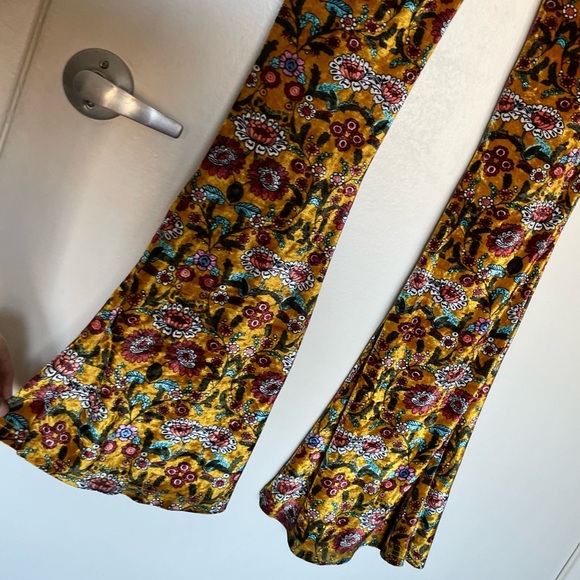 Current Mood 70s vibe velvet paisley floral print flare pants yellow red - Picture 6 of 7